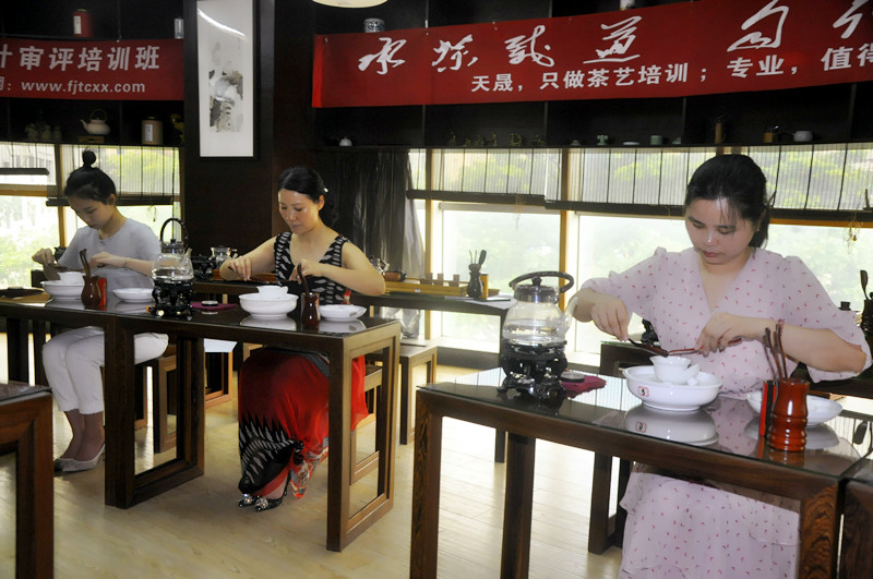 本溪茶艺培训学员问天晟茶艺培训学校：茶艺师培训课程内容有何不同？(图2)