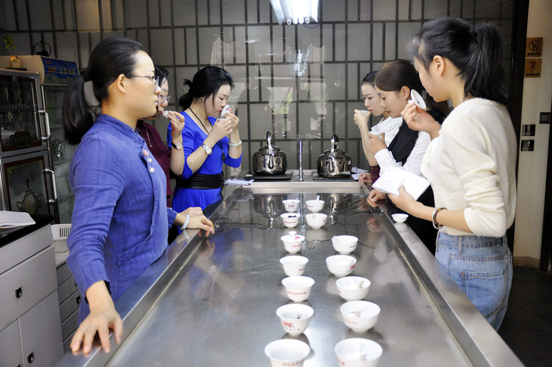 锦州茶艺培训学员问天晟茶艺培训学校：参加茶艺培训班应注意什么？(图1)