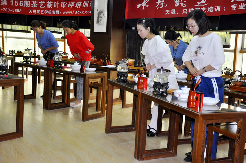 锦州茶艺培训学员问天晟茶艺培训学校：参加茶艺培训班应注意什么？(图2)