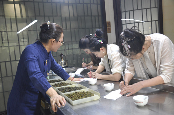 盘锦茶艺培训学员问天晟茶艺培训学校：盘锦茶艺师培训在哪里？(图1)