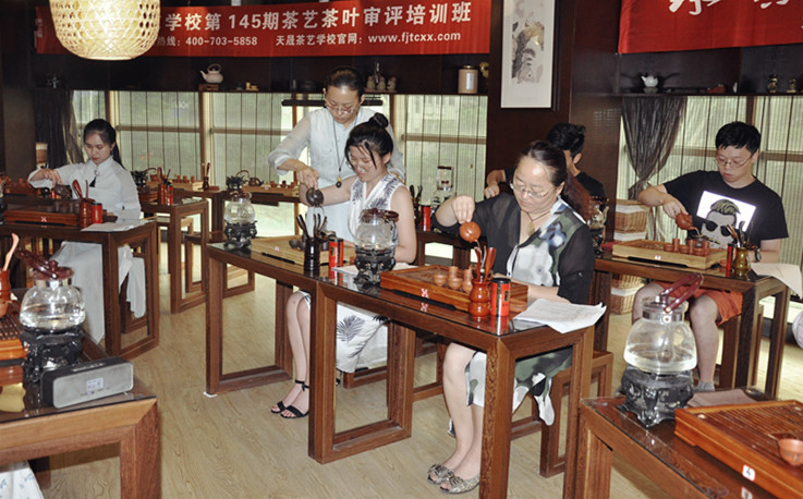 铁岭茶艺培训学员问天晟茶艺培训学校：少儿茶艺培训招生简章可取吗？(图1)