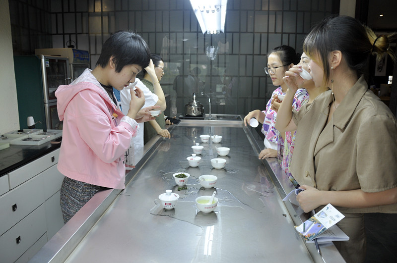 天晟茶艺培训：习茶女子，以艺润心，烹煮岁月里的清雅芬芳(图3)